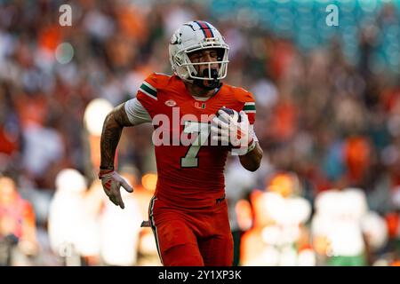 MIAMI GARDENS, FLORIDA – 7. SEPTEMBER: Xavier Restrepo #7 der Miami Hurricanes erzielt einen Touchdown gegen die Florida A&M Rattlers in der Hard Rock Sta Stockfoto