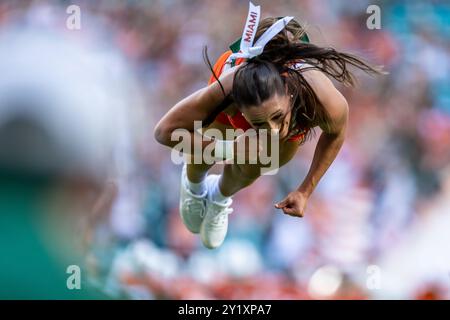 MIAMI GARDENS, FLORIDA - 7. SEPTEMBER: Die Cheerleader der Miami Hurricanes vor ihrem Spiel gegen die Florida A&M Rattlers im Hard Rock Stadium am September Stockfoto