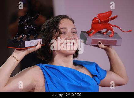 Venedig, Italien. September 2024. VENEDIG, ITALIEN – 7. SEPTEMBER: Sarah Friedland posiert mit dem Best Director Award während des 81. Internationalen Filmfestivals von Venedig am 7. September 2024 in Venedig, Italien Credit: Matteo Chinellato/Alamy Live News Stockfoto