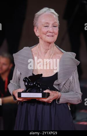 Venedig, Italien. September 2024. VENEDIG, ITALIEN – 7. SEPTEMBER: Kathleen Chalfant posiert mit dem Preis für die beste Schauspielerin während des 81. Internationalen Filmfestivals von Venedig im Palazzo del Cinema am 7. September 2024 in Venedig, Italien Credit: Matteo Chinellato/Alamy Live News Stockfoto