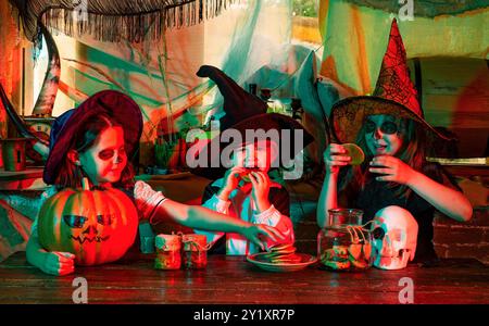 Kinder in amerika feiern Halloween. Fröhliche Kinder, die mit Süßigkeiten und Süßigkeiten spielen. Glückliche Kinder auf Halloween-Party. Stockfoto