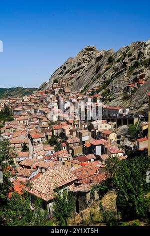 Pietrapertosa, das antike Dorf, die Burg und das charakteristische Panorama der lukanischen Dolomiten, Potenza, Basilicata Stockfoto