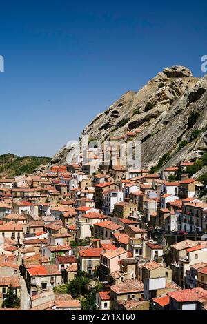 Pietrapertosa, das antike Dorf, die Burg und das charakteristische Panorama der lukanischen Dolomiten, Potenza, Basilicata Stockfoto