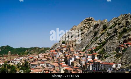 Pietrapertosa, das antike Dorf, die Burg und das charakteristische Panorama der lukanischen Dolomiten, Potenza, Basilicata Stockfoto