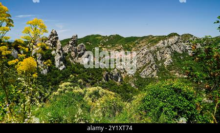 Pietrapertosa, das antike Dorf, die Burg und das charakteristische Panorama der lukanischen Dolomiten, Potenza, Basilicata Stockfoto