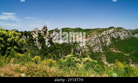 Pietrapertosa, das antike Dorf, die Burg und das charakteristische Panorama der lukanischen Dolomiten, Potenza, Basilicata Stockfoto