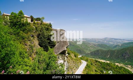 Pietrapertosa, das antike Dorf, die Burg und das charakteristische Panorama der lukanischen Dolomiten, Potenza, Basilicata Stockfoto