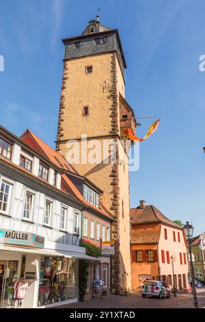 Lohr, Deutschland - 17. Mai 2017: Malerischer Blick auf den alten Stadtturm in Lohr am Main, Bayern, wo die Frau Schneewittchen nach Märchen in der Stadt lebte Stockfoto