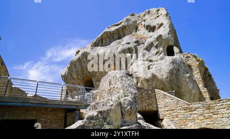 Pietrapertosa, das antike Dorf, die Burg und das charakteristische Panorama der lukanischen Dolomiten, Potenza, Basilicata Stockfoto