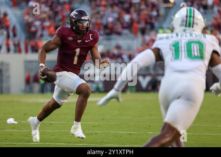 7. September 2024: Virginia Tech Hokies Quarterback Kyron Drones (1) trägt den Ball während des NCAA-Fußballspiels zwischen The Marshall Thundering He Stockfoto