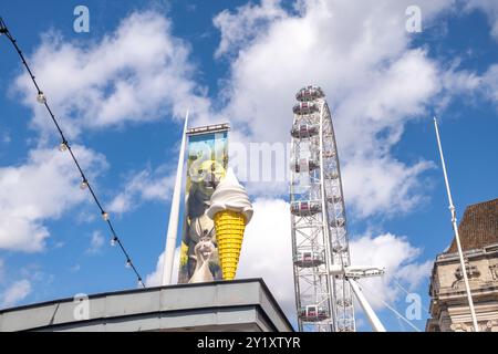 London, Großbritannien – 25. August 2024. Die London Eye Attraktion am South Bank in London Stockfoto