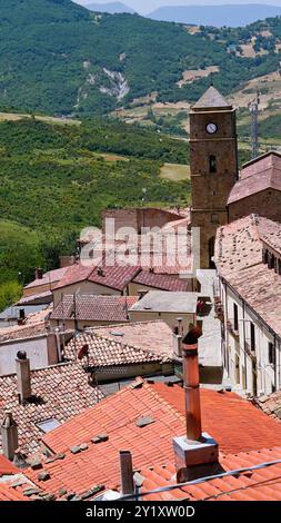 Pietrapertosa, das antike Dorf, die Burg und das charakteristische Panorama der lukanischen Dolomiten, Potenza, Basilicata Stockfoto