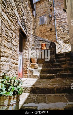 Pietrapertosa, das antike Dorf, die Burg und das charakteristische Panorama der lukanischen Dolomiten, Potenza, Basilicata Stockfoto