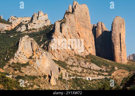 Majestätische Mallos de Riglos ('Mallets von Riglos): Vertikale Wunder der spanischen Vorpyrenäen (Aragon, Spanien) Stockfoto