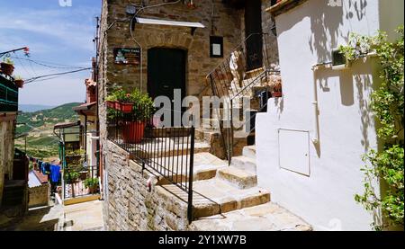 Pietrapertosa, das antike Dorf, die Burg und das charakteristische Panorama der lukanischen Dolomiten, Potenza, Basilicata Stockfoto