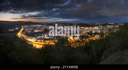 Panoramablick auf eine Stadt bei Nacht. Aussichtspunkt im Bezirk Styrice in Brünn, Tschechien. Foto der nächtlichen städtischen Infrastruktur. Extrem zoombare Details Stockfoto