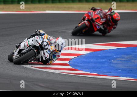 Misano Adriatico, Italien. September 2024. Der Gewinner des MotoGP Gran Premio Red Bull di San Marino 2024 in Misano Adriatico (Italien), Marc MARQUEZ (SPA) - Gresini Racing MotoGP, hier in Runde 16, gefolgt vom zweitplatzierten Francesco BAGNAIA (ITA) - Ducati Lenovo Team. Quelle: Riccardo Righetti/Alamy Live News Stockfoto