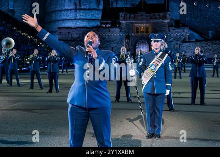Schwarze Sängerin der United States Air Force Band bei Edinburgh Military Tattoo Performance in Schottland, Großbritannien Stockfoto
