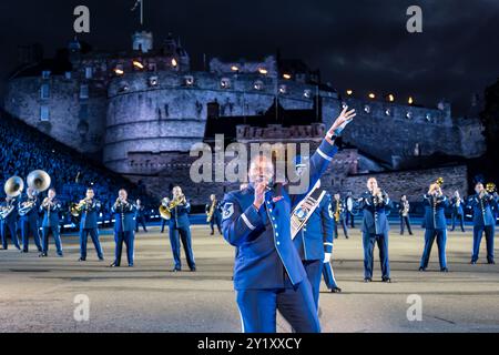 Schwarze Sängerin der United States Air Force Band bei Edinburgh Military Tattoo Performance in Schottland, Großbritannien Stockfoto