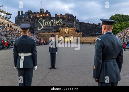 Soldaten, die zu Beginn der Edinburgh Military Tattoo, Edinburgh Castle, Schottland, Großbritannien 2023, zu sehen waren Stockfoto