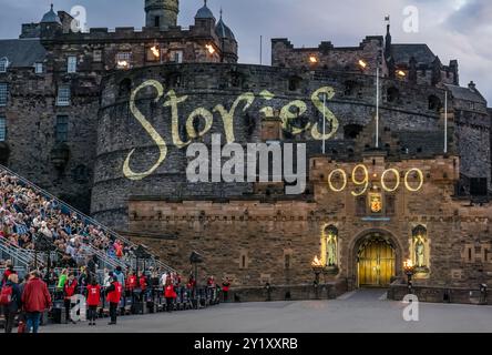 Countdown bis zum Beginn der Edinburgh Military Tattoo in Edinburgh Castle, Schottland, Großbritannien 2023 Stockfoto