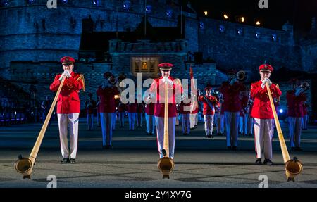 Die Central Band der Schweizer Streitkräfte mit Soldaten, die Alphorne blasen, bei der Edinburgh Military Tattoo Performance, Schottland, Großbritannien Stockfoto