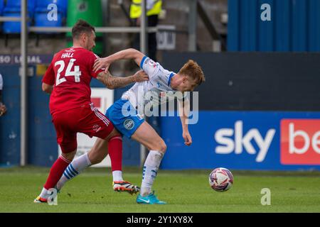 Barrow's Rory Feely kämpft mit der Grant Hall von Swindon Town während des Spiels der Sky Bet League 2 zwischen Barrow und Swindon Town in der Holker Street, Barrow-in-Furness am Samstag, den 7. September 2024. (Foto: Ian Allington | MI News) Credit: MI News & Sport /Alamy Live News Stockfoto