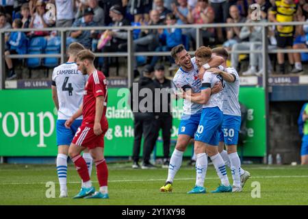 Barrows GED Garner feiert mit Dean Campbell und Ben Jackson, nachdem sie ihr erstes Tor während des Spiels zwischen Barrow und Swindon Town in der Holker Street, Barrow-in-Furness am Samstag, den 7. September 2024, erzielt haben. (Foto: Ian Allington | MI News) Credit: MI News & Sport /Alamy Live News Stockfoto