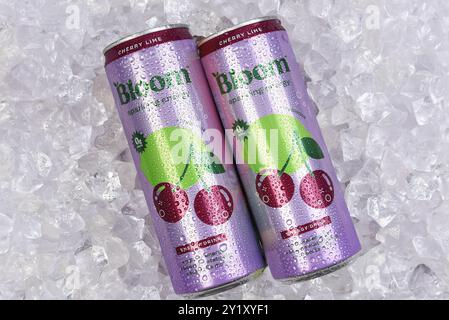 IRVINE, KALIFORNIEN - 6. SEPTEMBER 2024: Bloom Cherry Lime Energy Drink auf einem Eisbett. Stockfoto