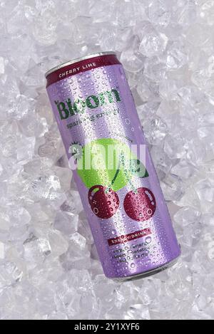 IRVINE, KALIFORNIEN - 6. SEPTEMBER 2024: Bloom Cherry Lime Energy Drink auf einem Eisbett. Stockfoto