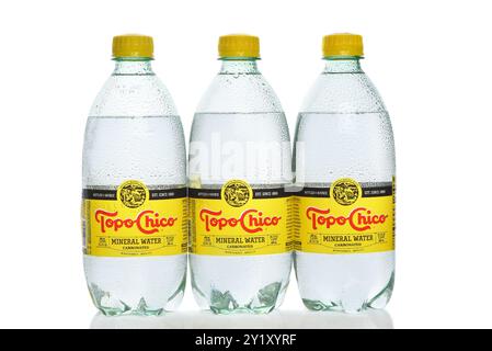 IRVINE, KALIFORNIEN - 6. SEPTEMBER 2024: Drei Flaschen Topo Chico Mineralwasser. Stockfoto