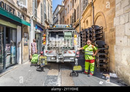 Aix en Provence, Frankreich - 17. August 2017: Am frühen Morgen wird der Müll von einem örtlichen Müllsammler gesammelt. Der Müllwagen ist klein genug, um p Stockfoto