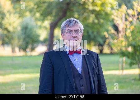 Portraet Friedrich Kramer 07092024 - Friedrich Kramer ist ein deutscher evangelischer Geistlicher, Landesbischof der Evangelischen Kirche in Mitteldeutschland und Friedensbeauftragter des Rates der Evangelischen Kirche in Deutschland EKD. Neudietendorf Zinsendorfhaus Thüringen *** Portraet Friedrich Kramer 07092024 Friedrich Kramer ist ein deutscher evangelischer Geistlicher, Bischof der Evangelischen Kirche in Mitteldeutschland und Friedensbeauftragter des Rates der Evangelischen Kirche in Deutschland EKD Neudietendorf Zinsendorfhaus Thüringen 070924 ppb-13 Stockfoto