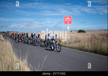 Aldeburgh, Großbritannien. September 2024. Die Fahrer auf dem Weg nach Aldeburgh während der sechsten und letzten Etappe des Wettbewerbs. Die Lloyds Bank Tour of Britain Men 2024 ist ein professioneller Rennwettbewerb, der auf sechs Etappen startet, beginnend in Kelso, Schottland, und endet in Felixstow, Suffolk. Quelle: SOPA Images Limited/Alamy Live News Stockfoto