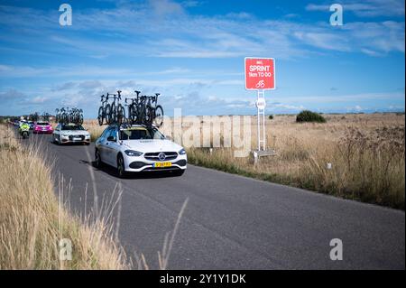 Aldeburgh, Großbritannien. September 2024. Der Konvoi folgt den Fahrern während der sechsten und letzten Etappe des Rennens. Die Lloyds Bank Tour of Britain Men 2024 ist ein professioneller Rennwettbewerb, der auf sechs Etappen startet, beginnend in Kelso, Schottland, und endet in Felixstow, Suffolk. Quelle: SOPA Images Limited/Alamy Live News Stockfoto