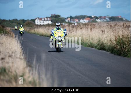 Aldeburgh, Großbritannien. September 2024. Ein Polizeikonvoi vor den Fahrern. Die Lloyds Bank Tour of Britain Men 2024 ist ein professioneller Rennwettbewerb, der auf sechs Etappen startet, beginnend in Kelso, Schottland, und endet in Felixstow, Suffolk. Quelle: SOPA Images Limited/Alamy Live News Stockfoto