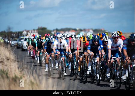 Aldeburgh, Großbritannien. September 2024. Die Fahrer auf dem Weg nach Aldeburgh während der sechsten und letzten Etappe des Wettbewerbs. Die Lloyds Bank Tour of Britain Men 2024 ist ein professioneller Rennwettbewerb, der auf sechs Etappen startet, beginnend in Kelso, Schottland, und endet in Felixstow, Suffolk. Quelle: SOPA Images Limited/Alamy Live News Stockfoto