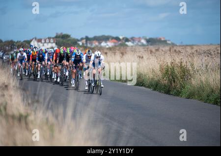 Aldeburgh, Großbritannien. September 2024. Die Fahrer auf dem Weg nach Aldeburgh während der sechsten und letzten Etappe des Wettbewerbs. Die Lloyds Bank Tour of Britain Men 2024 ist ein professioneller Rennwettbewerb, der auf sechs Etappen startet, beginnend in Kelso, Schottland, und endet in Felixstow, Suffolk. Quelle: SOPA Images Limited/Alamy Live News Stockfoto