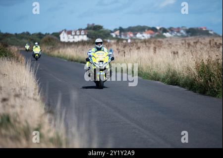 Aldeburgh, Großbritannien. September 2024. Ein Polizeikonvoi vor den Fahrern. Die Lloyds Bank Tour of Britain Men 2024 ist ein professioneller Rennwettbewerb, der auf sechs Etappen startet, beginnend in Kelso, Schottland, und endet in Felixstow, Suffolk. (Foto: David Tramontan/SOPA Images/SIPA USA) Credit: SIPA USA/Alamy Live News Stockfoto