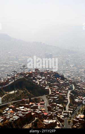 La Paz, BOLIVIEN; 8. September 2024: Rauch durch Waldbrände im bolivianischen Tiefland Amazonas und Yungas bedeckt die Stadt in einem dichten Dunst, der die nahe gelegenen Hügel und Berge verdeckt. Mehrere hundert Waldbrände brennen derzeit in der Tiefebene; Global Forest Watch hat im Jahr 2024 in Bolivien bisher 29.011 VIIRS-Brandalarme registriert (ein Rekord). Dieser Blick blickt ungefähr nach Osten über das Stadtzentrum in Richtung La Cumbre, dem Pass über die Anden auf der Hauptstraße zu den Yungas und den nördlichen Tiefländern. Stockfoto