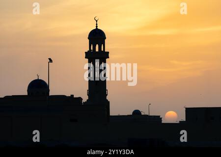 Wunderschöner Sonnenuntergang über der Silhouette der Moschee mit Kuppeln und Minaretten, Ibri, Sultanat Oman Stockfoto