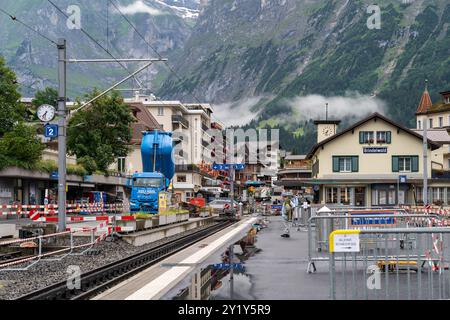 Grindelwald, Schweiz - 22. Juli 2024: Bahnsteig Grindelwald, viel Bauarbeiten im Schweizer Dorf Stockfoto