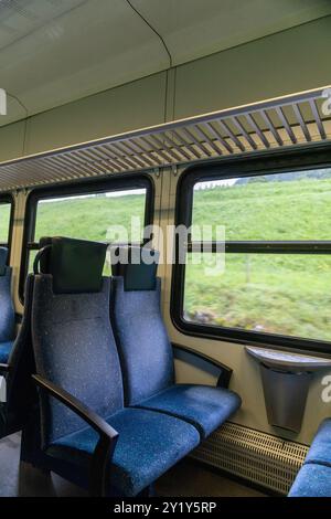 Grindelwald, Schweiz - 22. Juli 2024: Typische Sitzplätze in zweiter Klasse auf einem Eisenbahnwagen der Berner-Oberland-Bahn Stockfoto