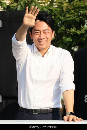 Yokohama, Japan. September 2024. Der ehemalige japanische Umweltminister Shinjiro Koizumi reagiert auf seine Unterstützer, als er am Sonntag, den 8. September 2024 eine Kampagne für die bevorstehenden Präsidentschaftswahlen der regierenden Liberal Democratic Party (LDP) in Yokohama, Tokio, eintraf. Der neue LDP-Präsident wird am 27. September gewählt, da Premierminister Fumio Kishida nicht zur Wahl kandidieren wird. (Foto: Yoshio Tsunoda/AFLO) Stockfoto