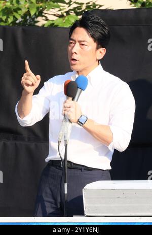 Yokohama, Japan. September 2024. Der ehemalige japanische Umweltminister Shinjiro Koizumi hält am Sonntag, den 8. September 2024, eine Wahlkampfrede zur bevorstehenden Präsidentschaftswahl der regierenden Liberal Democratic Party (LDP) in Yokohama, einem Vorort Tokios. Der neue LDP-Präsident wird am 27. September gewählt, da Premierminister Fumio Kishida nicht zur Wahl kandidieren wird. (Foto: Yoshio Tsunoda/AFLO) Stockfoto