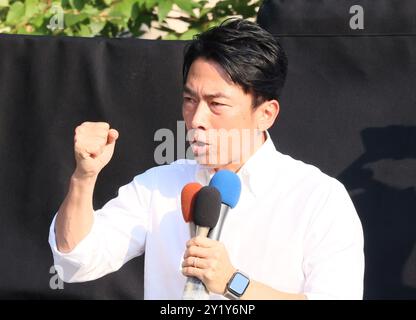 Yokohama, Japan. September 2024. Der ehemalige japanische Umweltminister Shinjiro Koizumi hält am Sonntag, den 8. September 2024, eine Wahlkampfrede zur bevorstehenden Präsidentschaftswahl der regierenden Liberal Democratic Party (LDP) in Yokohama, einem Vorort Tokios. Der neue LDP-Präsident wird am 27. September gewählt, da Premierminister Fumio Kishida nicht zur Wahl kandidieren wird. (Foto: Yoshio Tsunoda/AFLO) Stockfoto