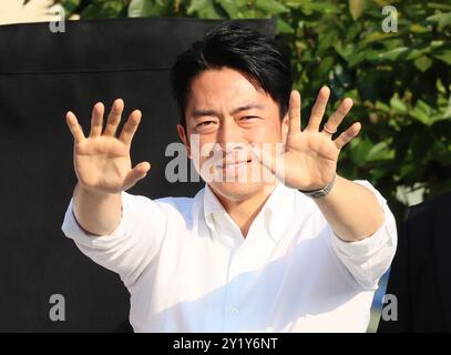 Yokohama, Japan. September 2024. Der ehemalige japanische Umweltminister Shinjiro Koizumi reagiert auf seine Unterstützer, als er am Sonntag, den 8. September 2024 eine Kampagne für die bevorstehenden Präsidentschaftswahlen der regierenden Liberal Democratic Party (LDP) in Yokohama, Tokio, eintraf. Der neue LDP-Präsident wird am 27. September gewählt, da Premierminister Fumio Kishida nicht zur Wahl kandidieren wird. (Foto: Yoshio Tsunoda/AFLO) Stockfoto