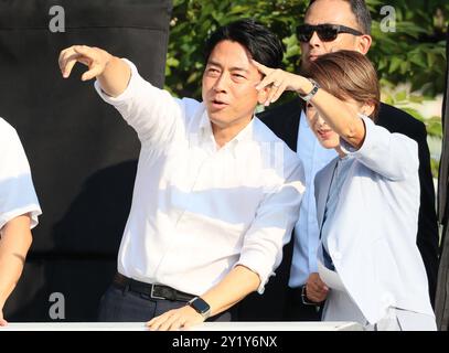 Yokohama, Japan. September 2024. Der ehemalige japanische Umweltminister Shinjiro Koizumi reagiert auf seine Unterstützer, als er am Sonntag, den 8. September 2024 eine Kampagne für die bevorstehenden Präsidentschaftswahlen der regierenden Liberal Democratic Party (LDP) in Yokohama, Tokio, eintraf. Der neue LDP-Präsident wird am 27. September gewählt, da Premierminister Fumio Kishida nicht zur Wahl kandidieren wird. (Foto: Yoshio Tsunoda/AFLO) Stockfoto