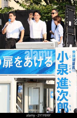 Yokohama, Japan. September 2024. Der ehemalige japanische Umweltminister Shinjiro Koizumi reagiert auf seine Unterstützer, als er am Sonntag, den 8. September 2024 eine Kampagne für die bevorstehenden Präsidentschaftswahlen der regierenden Liberal Democratic Party (LDP) in Yokohama, Tokio, eintraf. Der neue LDP-Präsident wird am 27. September gewählt, da Premierminister Fumio Kishida nicht zur Wahl kandidieren wird. (Foto: Yoshio Tsunoda/AFLO) Stockfoto