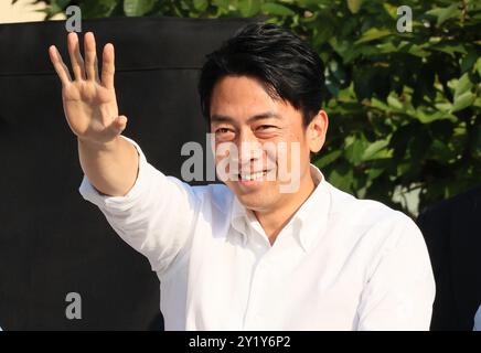 Yokohama, Japan. September 2024. Der ehemalige japanische Umweltminister Shinjiro Koizumi reagiert auf seine Unterstützer, als er am Sonntag, den 8. September 2024 eine Kampagne für die bevorstehenden Präsidentschaftswahlen der regierenden Liberal Democratic Party (LDP) in Yokohama, Tokio, eintraf. Der neue LDP-Präsident wird am 27. September gewählt, da Premierminister Fumio Kishida nicht zur Wahl kandidieren wird. (Foto: Yoshio Tsunoda/AFLO) Stockfoto